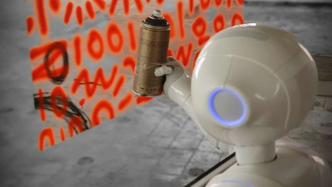 Unser Pepper beim Sprayen voll in Action - Ausnahme für die lange Nacht der Museen 2019