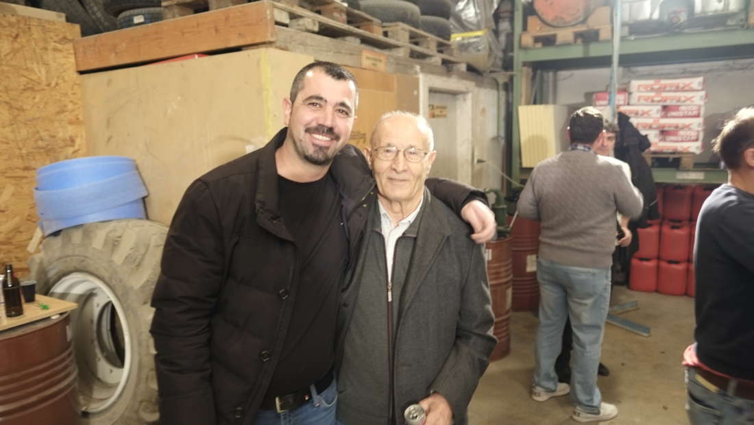 Auch die ältere Generation ist dabei - Weihnachtsfeier 2019